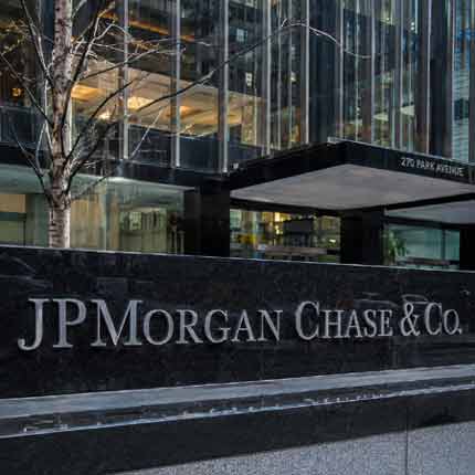 JPMorgan Chase Hauptsitz mit moderner Glasfassade als Symbol für KI Betrugserkennung und digitale Sicherheit im Banking